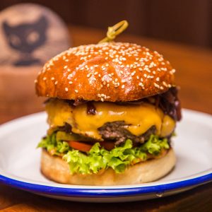 Domáci burger Kocúr káva a bistro
