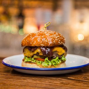 Domáci hamburger z lokálnych surovín Kocúr bistro Martin
